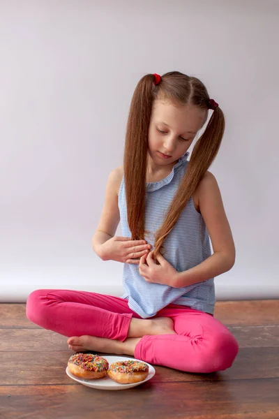 Niña adorable con rosquillas . —  Fotos de Stock