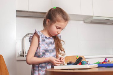 7 yaşındaki kız plastikten heykel yapıyor..