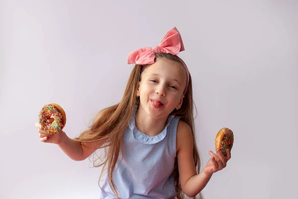 Chica con rosquilla de chocolate. Sonríe . —  Fotos de Stock