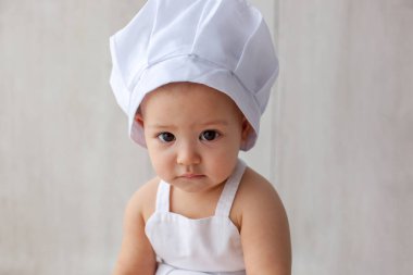 Bir yaşında bir bebek. Küçük şef. Portre. 