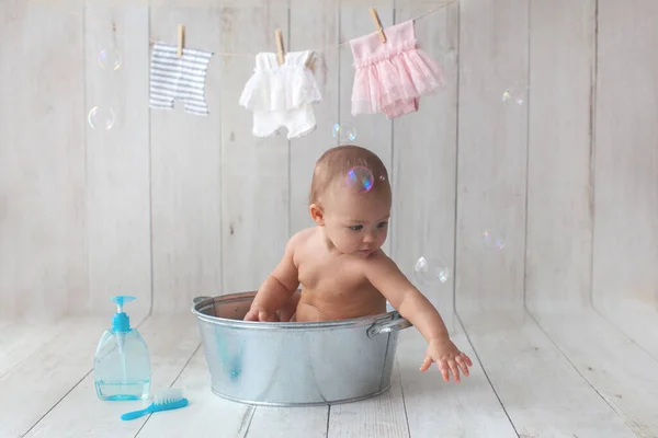 Pequeño bebé toma un baño. — Foto de Stock
