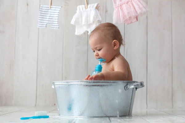 Kleines Baby nimmt ein Bad. — Stockfoto
