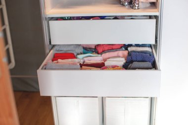 Gardıropta bir depo. Çocuk odası.