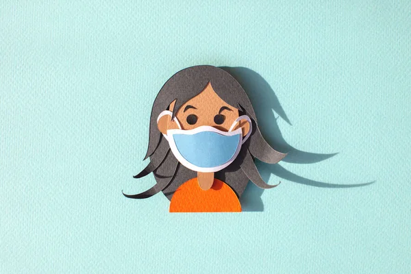 Ręcznie robiony papier sztuka dziewczyna w twarz maska ochronna dla rozprzestrzeniania się wirusa. — Zdjęcie stockowe