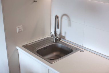 Mutfak lavabosu. İskandinav iç mimarisi. Beyaz renkli.. 