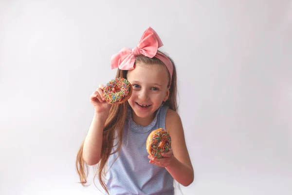 Donuts de chocolate en las manos de las niñas . —  Fotos de Stock