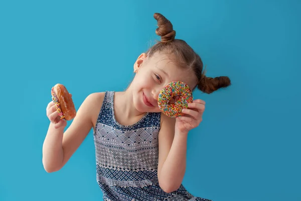 Chica con donut de chocolate . —  Fotos de Stock