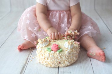 İlk doğum günüm. Arka planda balon çelengi. Canı sıkkın çocuk.