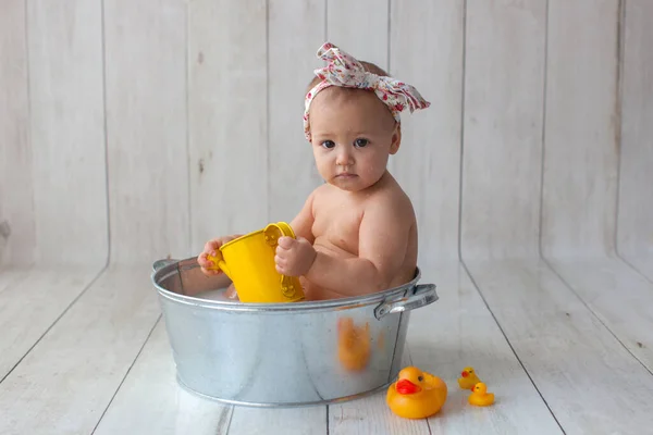 Piccolo bambino si fa un bagno. — Foto Stock