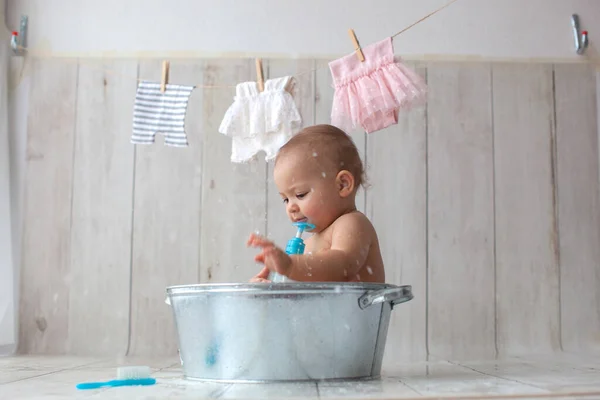 Kleines Baby nimmt ein Bad. — Stockfoto