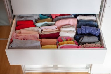 Gardıropta bir depo. Çocuk odası.