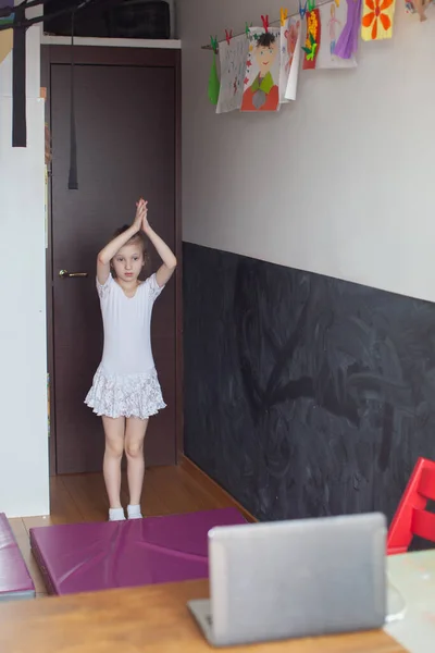 La niña se dedica al ballet. . — Foto de Stock