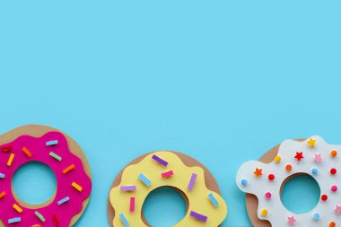 Metin için alanı olan üç renkli kağıt çörek.. 