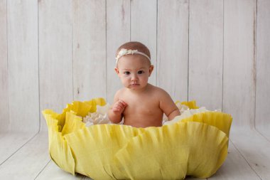 El yapımı lahana içinde küçük bir bebek. Arkaplan.