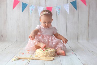 İlk doğum günüm. Arka planda bayrak çelengi.