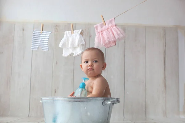 Kleines Baby nimmt ein Bad. — Stockfoto