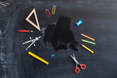 Okula karatahta arka planında dönüyorum.. 