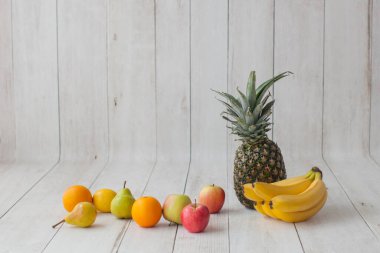 Ahşap arkaplanda meyveler.