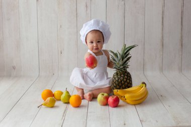 Bir yaşında bir bebek. Küçük şef..