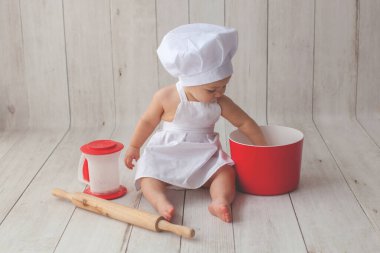 Önlüklü küçük bebek şef.
