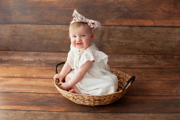 Potret gadis berusia satu tahun. Dengan ikat kepala. — Stok Foto