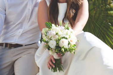 Gelin elinde bir buket tutuyor.. 