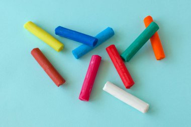 Mavi arka planda çok renkli çocuk plastikçesi.