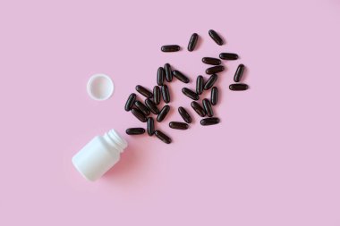 Pembe arka planda beyaz hap paketi. 