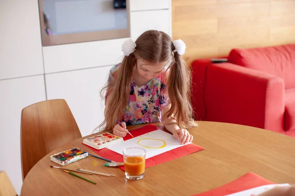 7 years old girl draws with watercolors. Close-up. — Stock Photo, Image