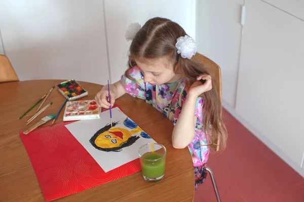 7 years old girl draws with watercolors. Close-up. — Stock Photo, Image