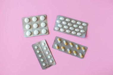 Pembe arkaplanda hap ambalajı. 