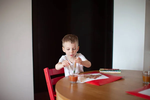 Three year old boy paint with watercolor at home. — Stock Photo, Image