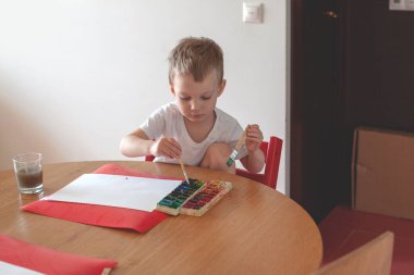 Üç yaşında, suluboya resim yapan bir çocuk.. 