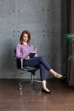 Genç beyaz kadınlar oturuyor ve kitap okuyor.. 