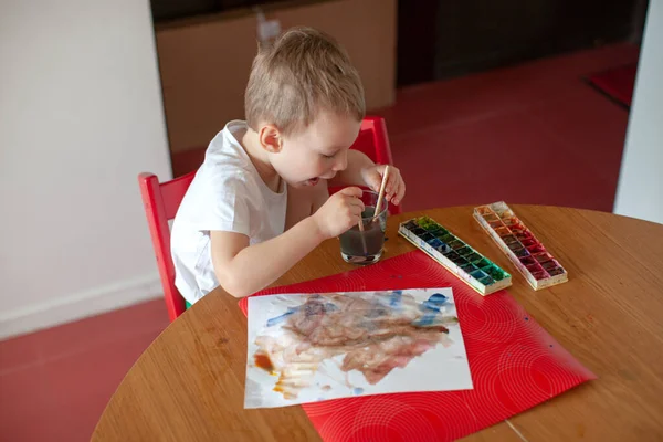 Three year old boy paint with watercolor at home. — Stock Photo, Image