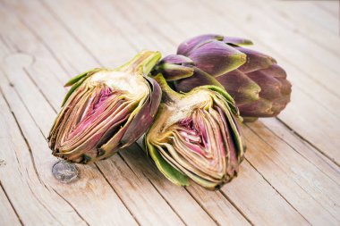 Pembe arka planda fiyonklu üç hediye. Bahar tatili, doğum günü konsepti. Üst manzara, düz uzanma.