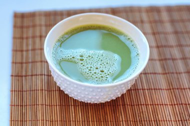 Bambu hasırında yeşil kibrit çayı