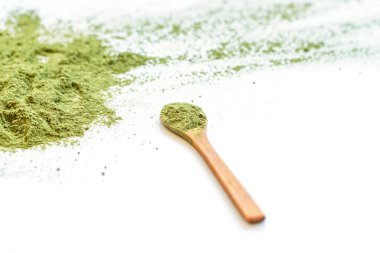 Tahta kaşıkta toz yeşil kibrit çayı.