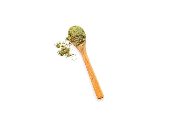 Gepoederde matcha groene thee in houten lepel — Stockfoto