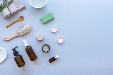 Üst düzey hijyen ürünleri ve açık gri arka planda doğal kozmetik ürünleri. Güzellik, kaplıca ve sağlık konsepti. Düz yat, boşluğu kopyala.