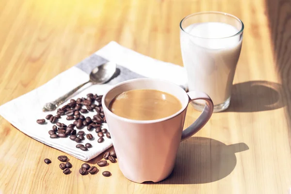 Taza de café y vaso de leche de almendras sobre mesa de madera, de cerca — Foto de Stock