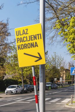 Zagreb / Hırvatistan - 03 Nisan 2020: Coronavirüs hastaları için yazıtlı sarı imza.