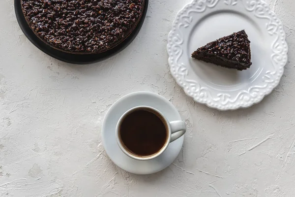 Café Tasse Blanche Morceau Gâteau Chocolat Sur Table Blanche Vue — Photo