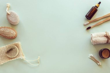 Doğal kozmetik ürünleri, sabun, ahşap diş fırçaları, kozmetik eldivenler, mavi bir masada tarak ve nemlendirici. Güzellik, spa ve sağlık. Sıfır atık. Boşluğu kopyala.
