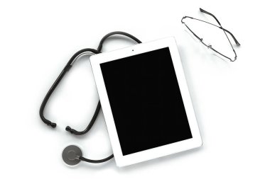Beyaza izole edilmiş steteskop ve gözlüklü dijital tablet. Üst görünüm, alanı kopyala