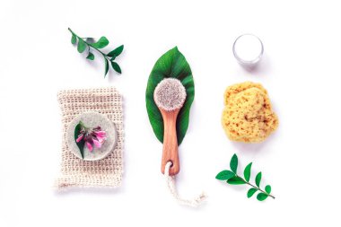 Farklı kozmetik ürünleri, çevre dostu banyo aksesuarları. Cilt sıfır atık kavramı