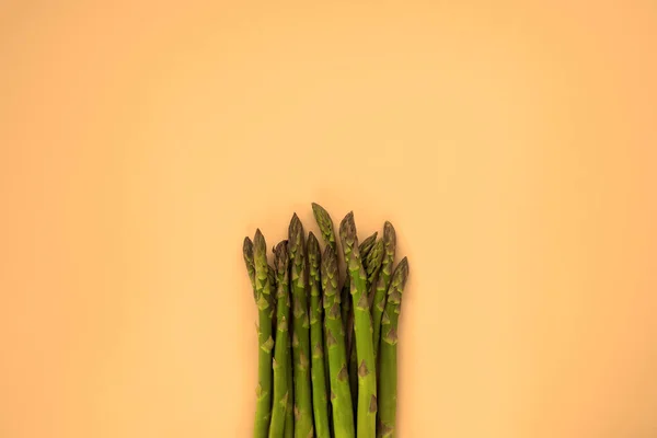 Grüner Frischer Spargel Auf Orangefarbenem Hintergrund Gesundes Essen Draufsicht Flache — Stockfoto