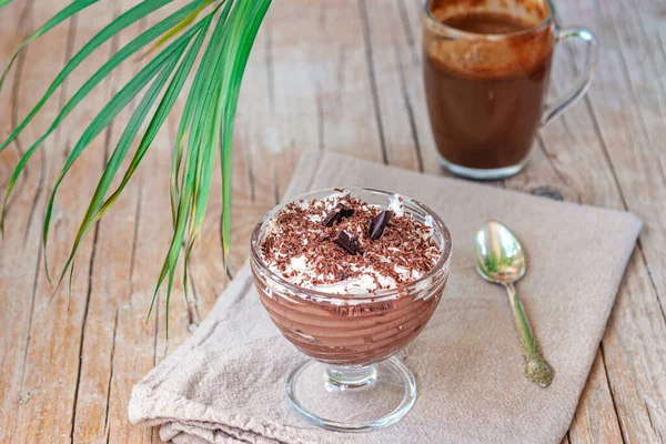 木のテーブルの上のボウルにホイップクリームとチョコレートアイスクリーム 甘い食べ物 — ストック写真