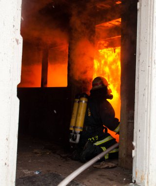 Eski ahşap ev yanıyor..