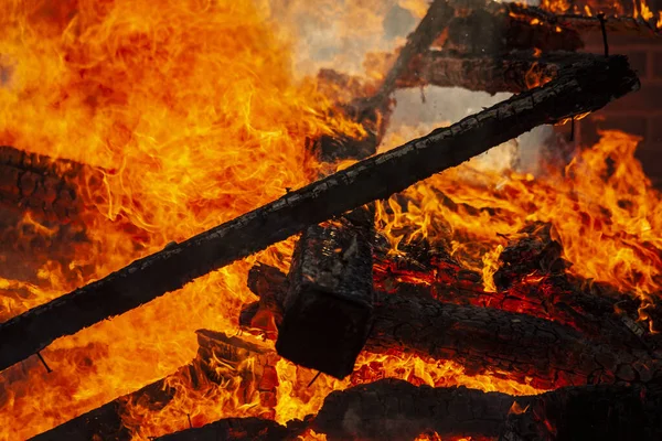 Vecchia Casa Legno Fiamme — Foto Stock